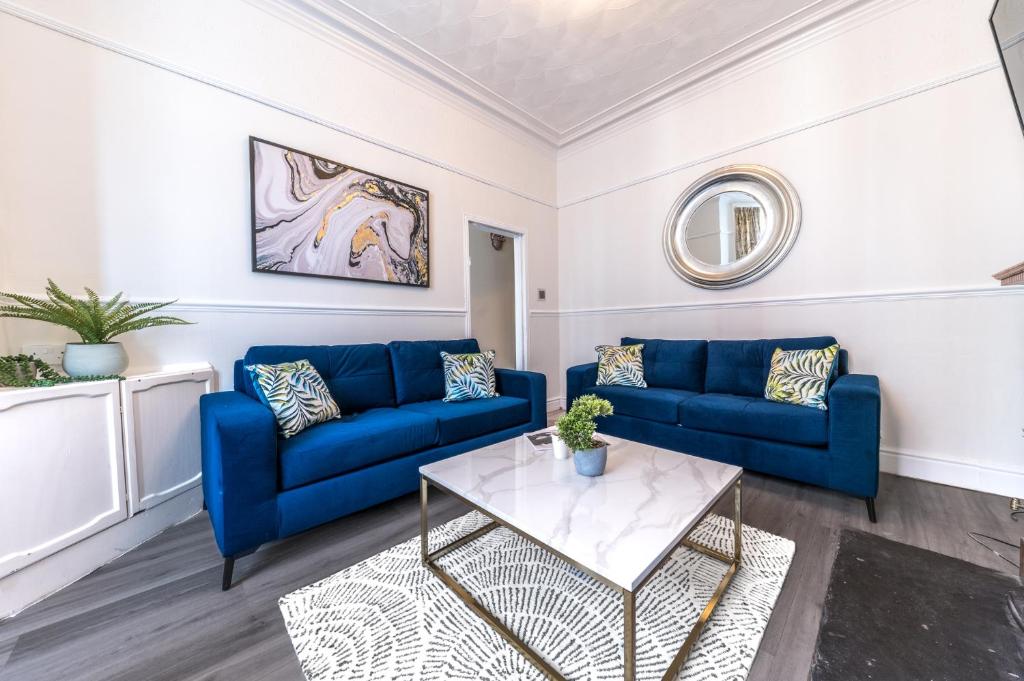 巴罗弗内斯Stylish Luxury Large 4BR KingBed的客厅配有蓝色的沙发和桌子