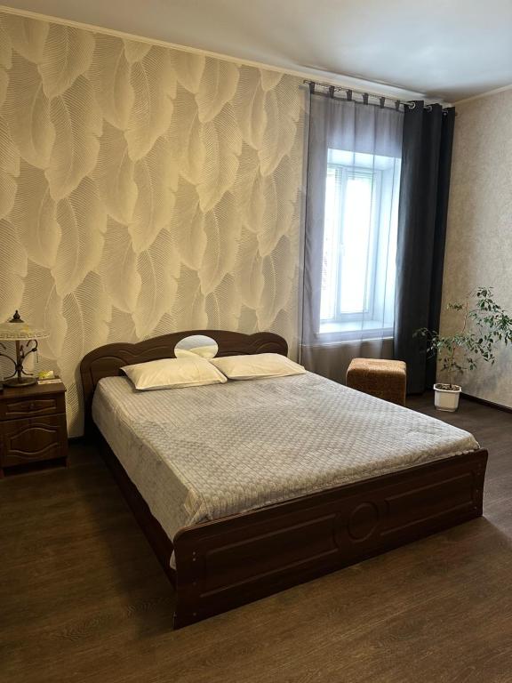 苏梅维萨拉布德知卡酒店的一间卧室设有一张床,墙上设有窗户