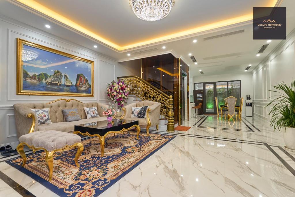 下龙湾Luxury Homestay Vinhomes Dragonbay Hạ Long的客厅配有沙发和桌子