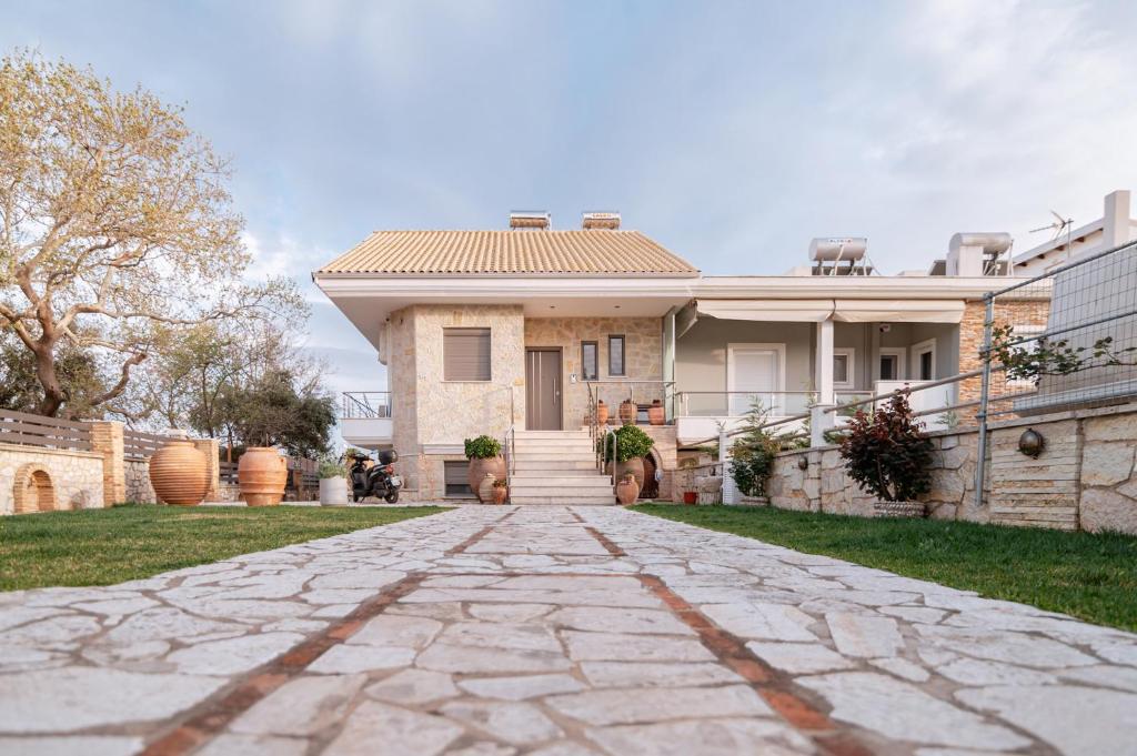 普雷韦扎Villa Athina的前面有石头车道的房子
