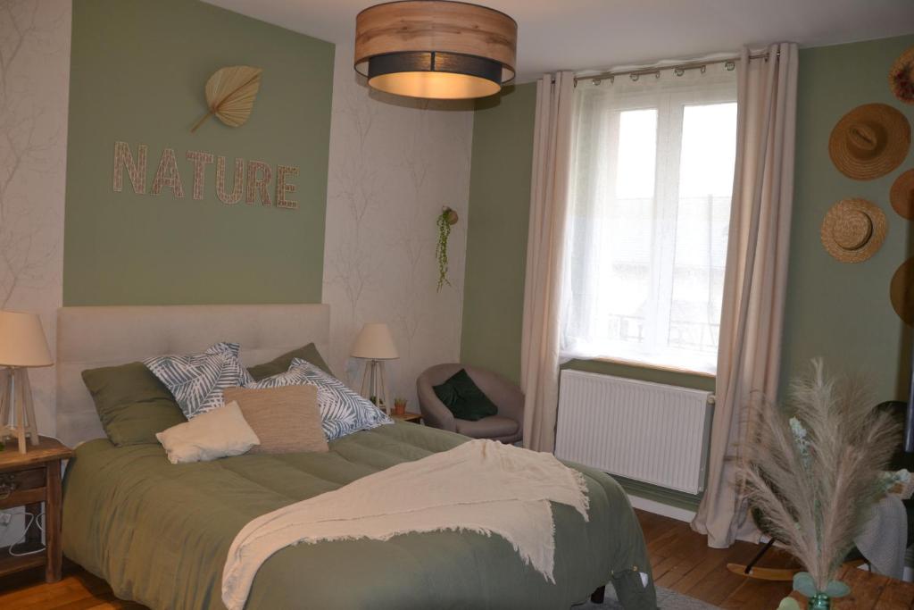 Bouconville-VauclairL'Auberge de Vauclair的卧室配有一张墙上有秃顶标志的床