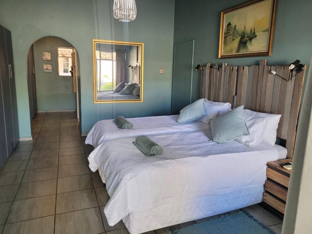 波罗瓜尼29B Zebra Street - InHimwe Guesthouse的一间卧室配有一张大床和两个枕头