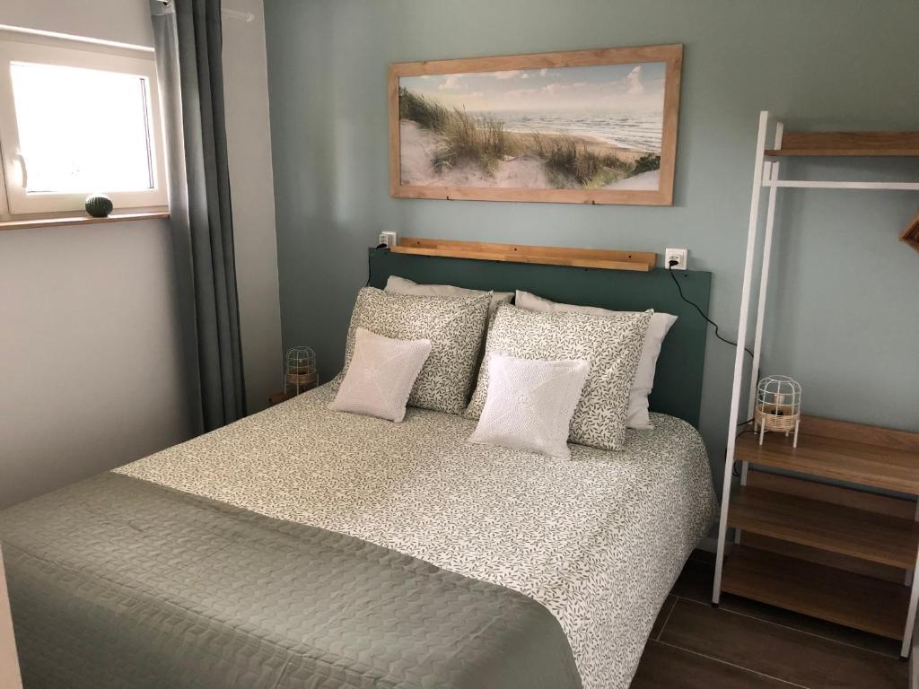 布勒伊尼瑟't Achterom的一间卧室配有带白色床单和枕头的床。
