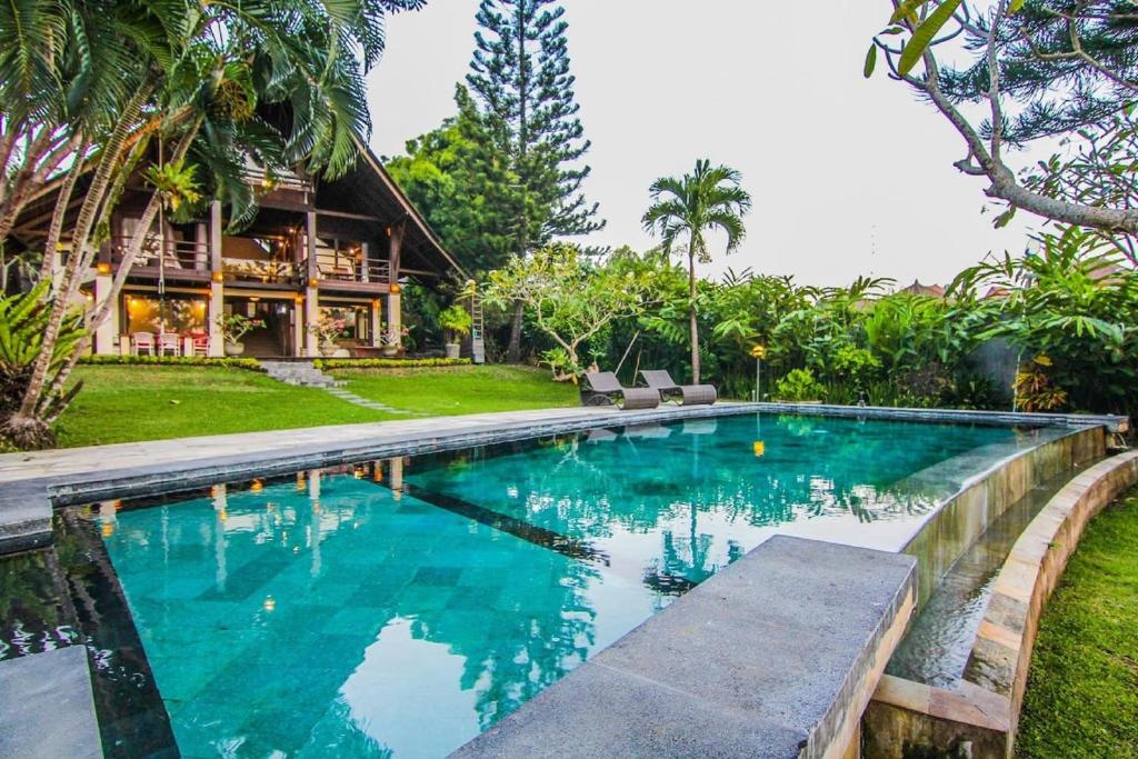 坎古Villa Puri Burung的房屋前的游泳池