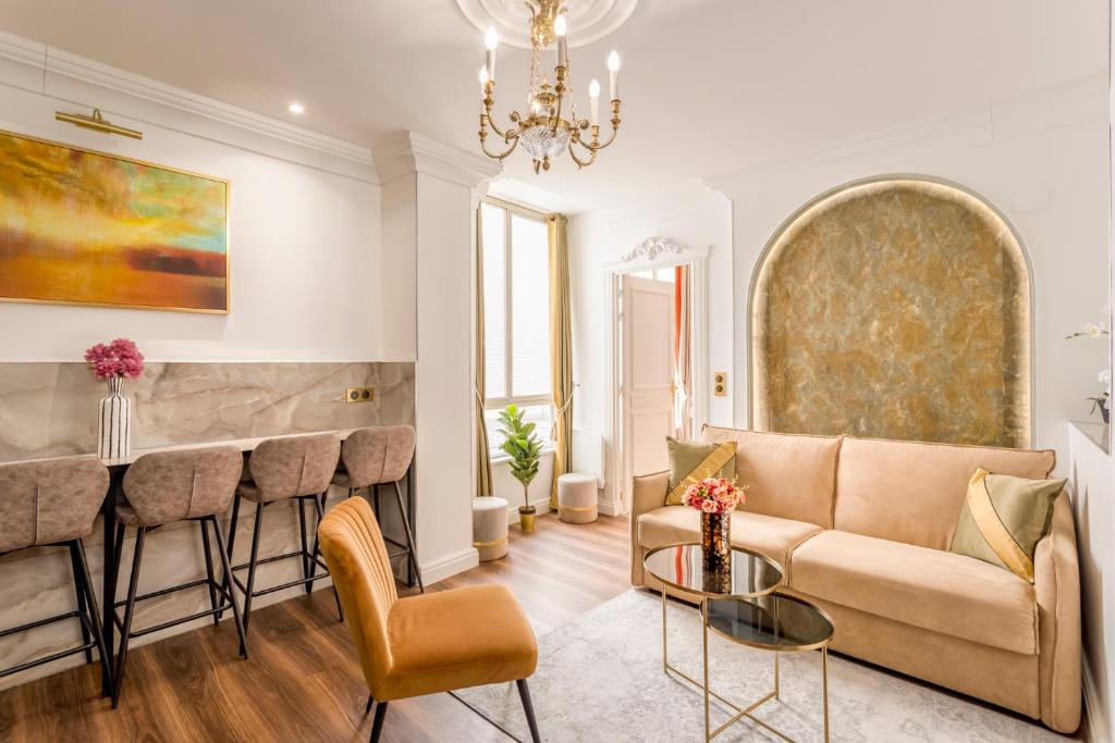 巴黎Luxury 2 bedrooms Apartment - Louvre Museum的带沙发和酒吧的客厅