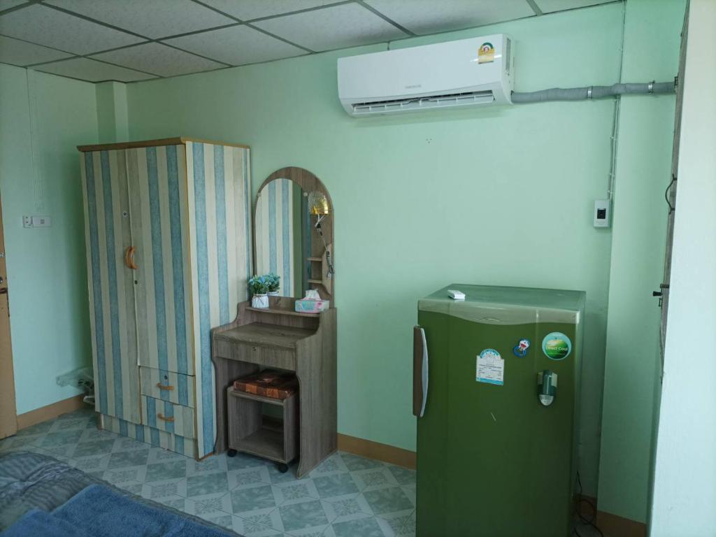 班达拉朗西JATUPORN A2的配有绿色冰箱和桌子的客房