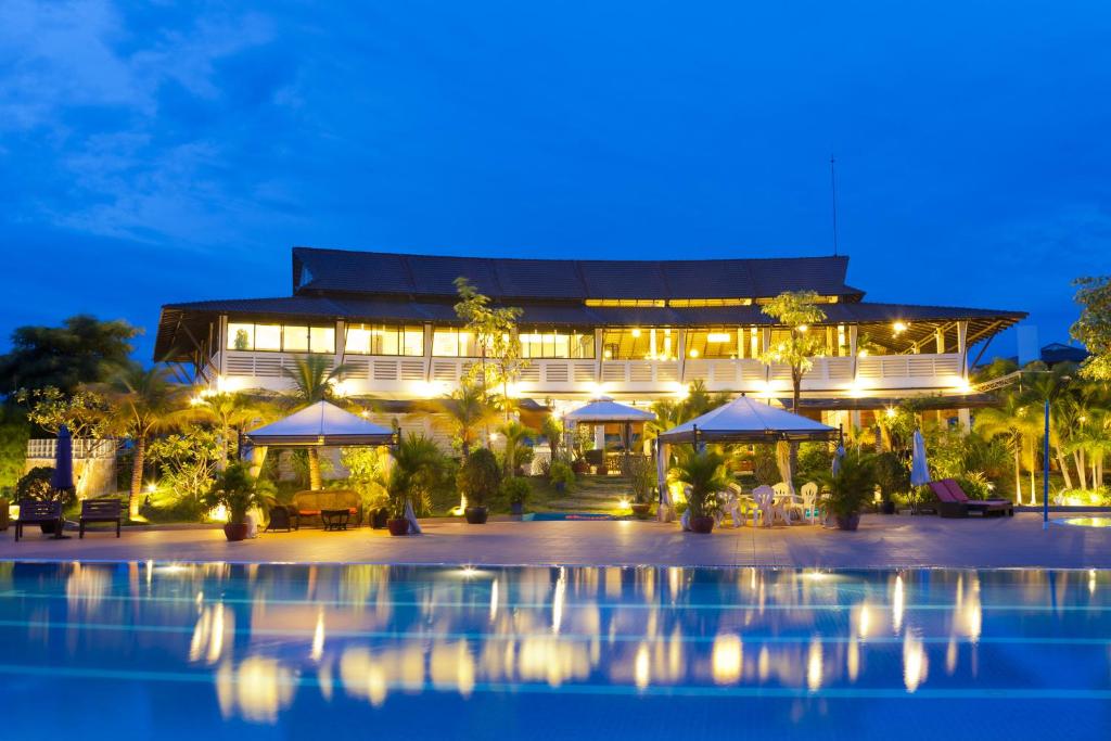 金边Cambodian Country Club的夜间带游泳池的度假村