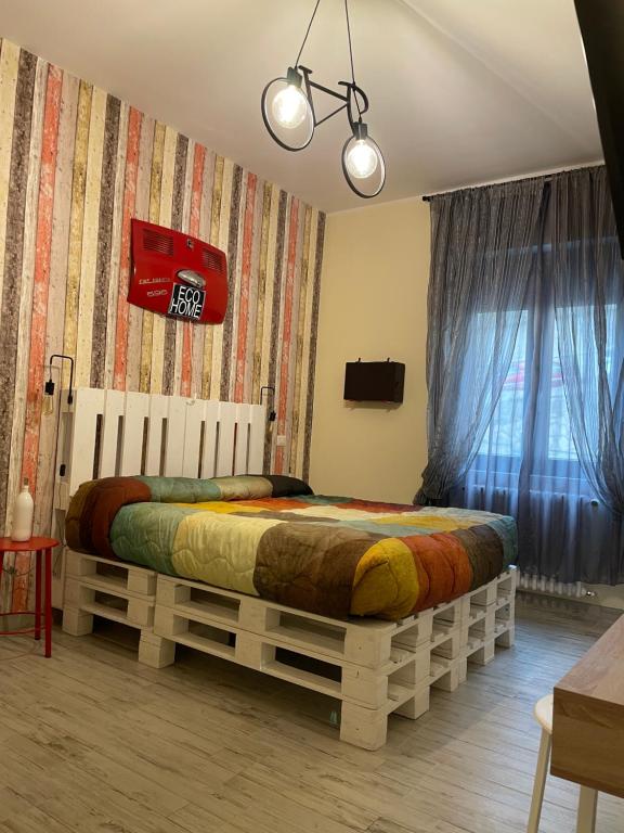 波坦察Alloggio Turistico Eco Home的一间卧室配有一张木架床