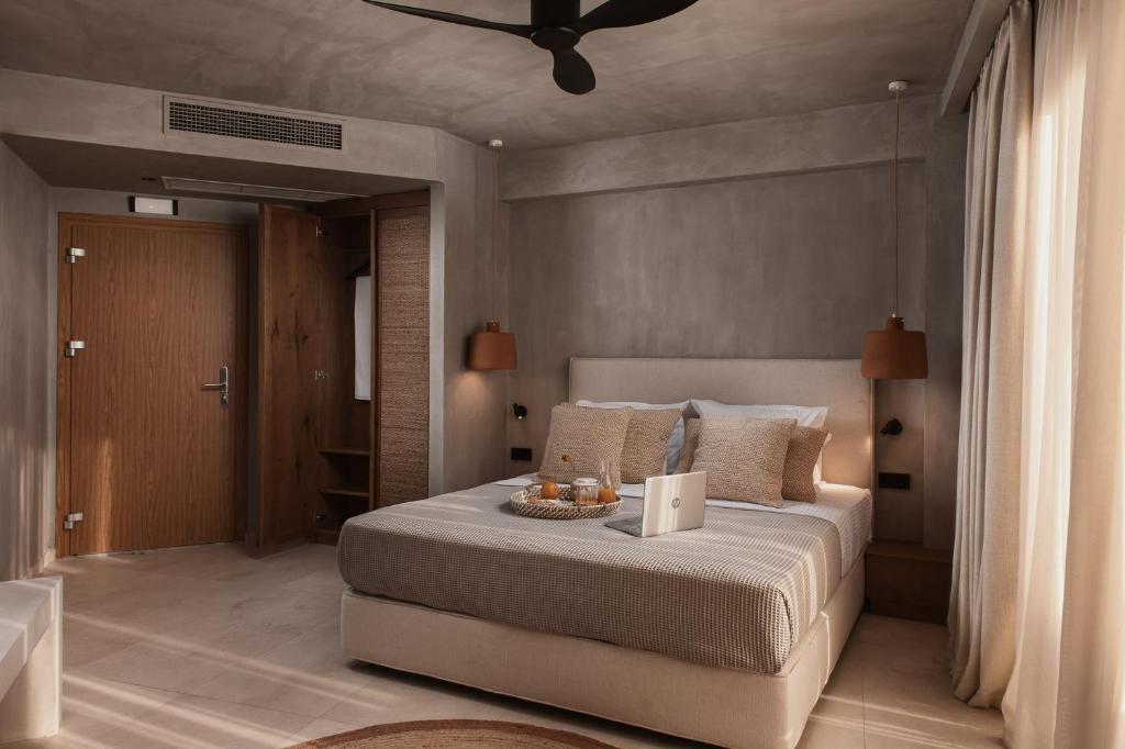卡瓦拉Myra Hotel的一间卧室配有一张床和吊扇