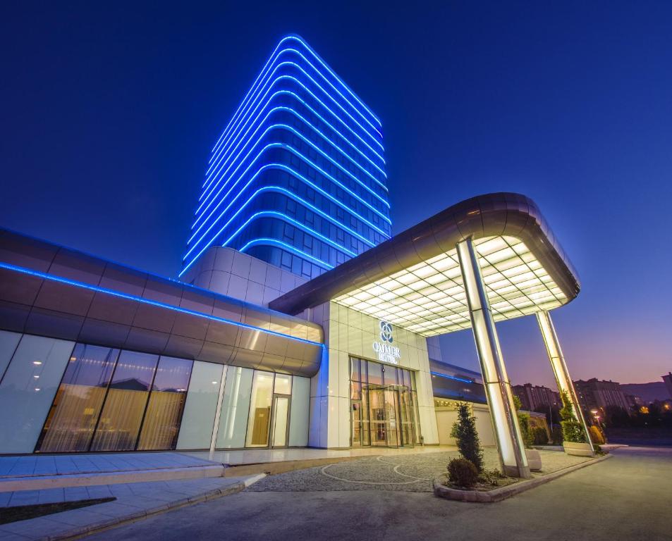 开塞利奥梅尔开塞利酒店的一座带蓝色灯塔的大型建筑