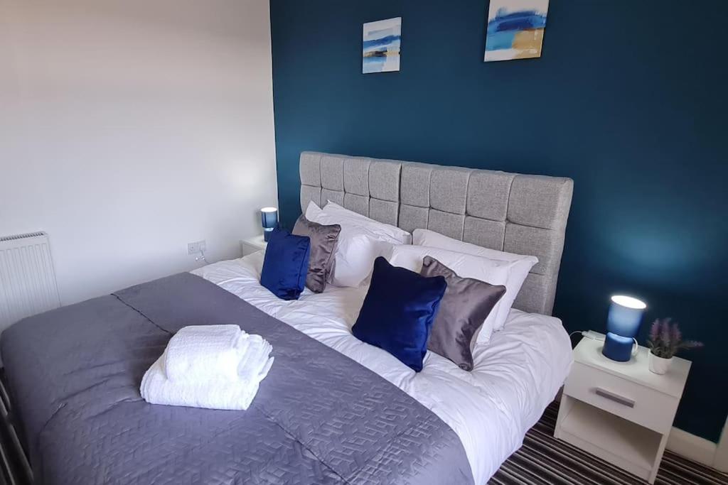 贝里Bury Stays的一间卧室配有一张带蓝色墙壁的大床