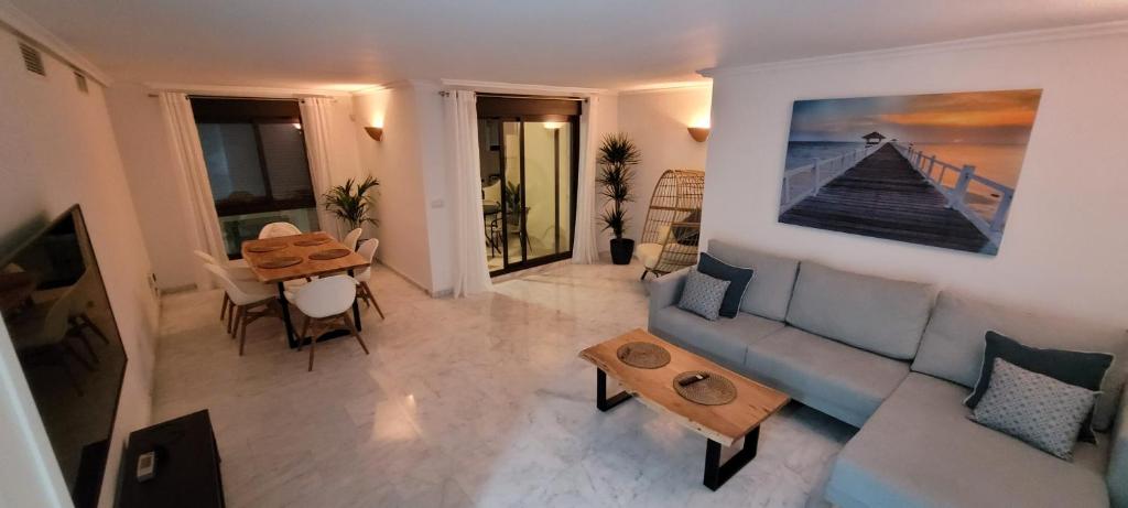 莫莱拉Luxury apartment in the heart of Moraira & 200mtrs from the sea的客厅配有沙发和桌子