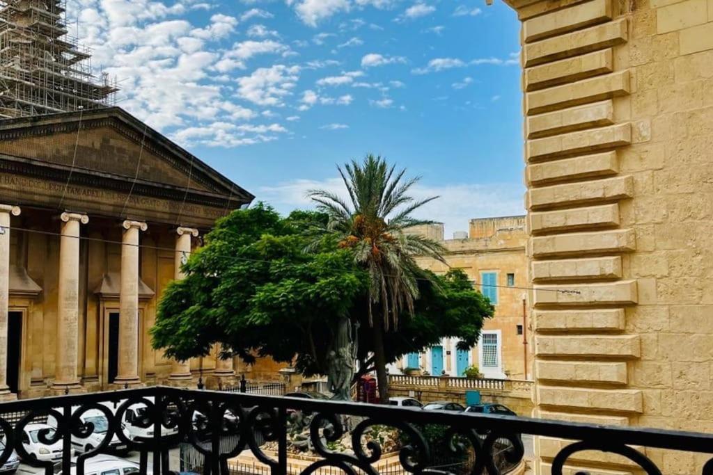 瓦莱塔House of Character in Valletta的阳台享有城市美景。
