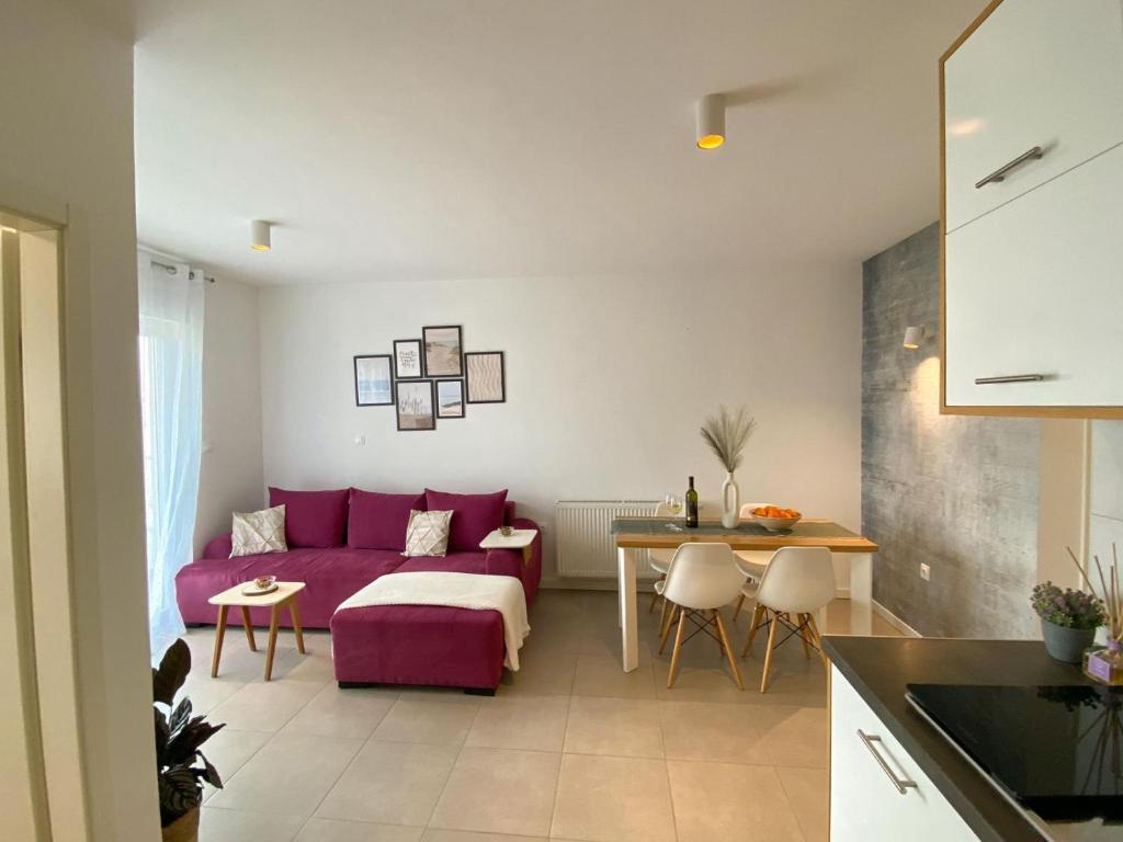 里耶卡Portview apartment的客厅配有紫色沙发和桌子