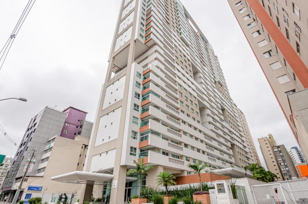 库里提巴Lifespace Curitiba - Batel - Apartamentos UROOMS的一座高大的建筑,有建筑