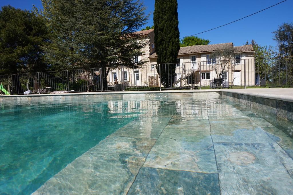 阿维尼翁Mas de la Roule, 4 studios, piscine chauffée, studio SPA, parc 2 ha, Pont d'Avignon à pied的房屋前的游泳池