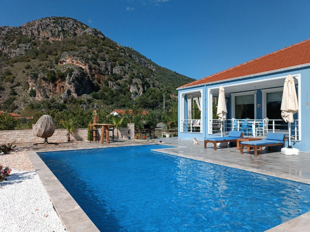 达利安Villa Dionyssos的一座房子,设有一座山地游泳池