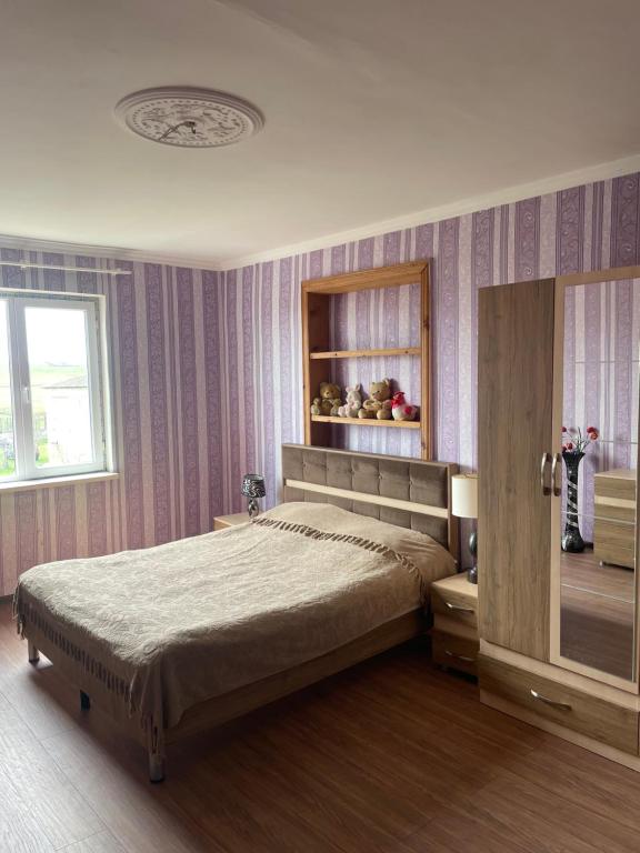 Udabnowine valley的一间卧室设有一张大床和一个窗户。