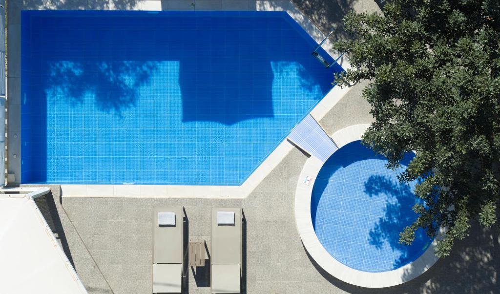 罗希姆诺Kastellakia Executive Villa的一个带蓝色游泳池的大型游泳池