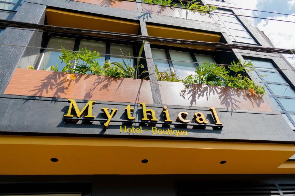 麦德林Mythical Hotel Boutique的建筑一侧的酒店标志