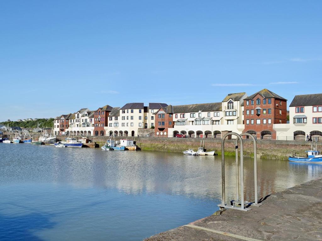 玛丽波特Harbour Gates的享有河流美景,拥有建筑和船只