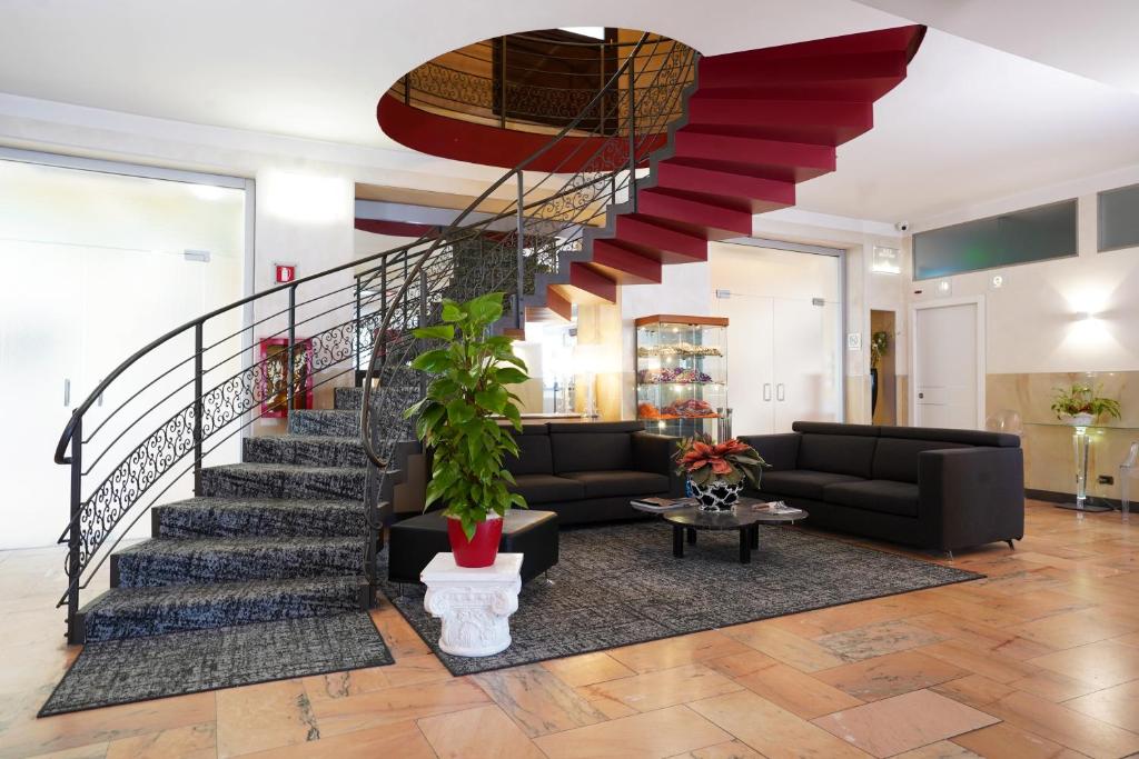 都灵广场酒店的一间带楼梯和沙发的客厅