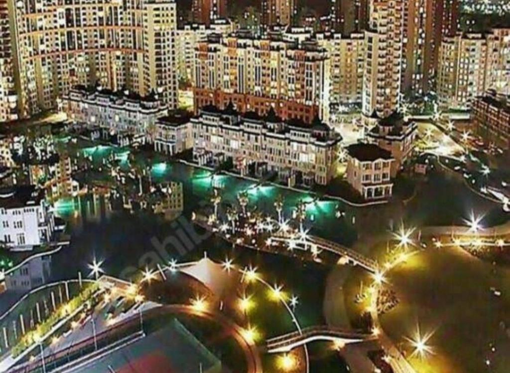 伯萨Bursa Dream Apartment的夜间有建筑和街灯的城市