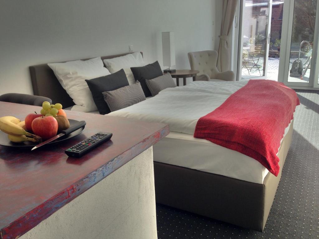 Freiroda莱比锡机场公寓式酒店的一间卧室配有一张床和一张带水果的桌子