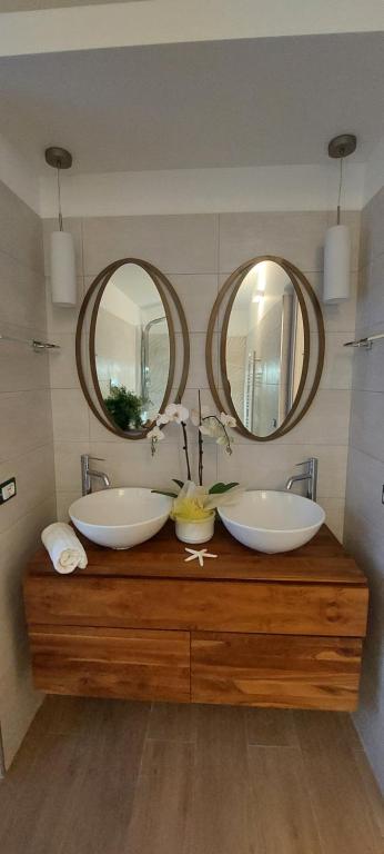 赞布隆内Sweet Home Simona的浴室设有2个水槽和2面镜子