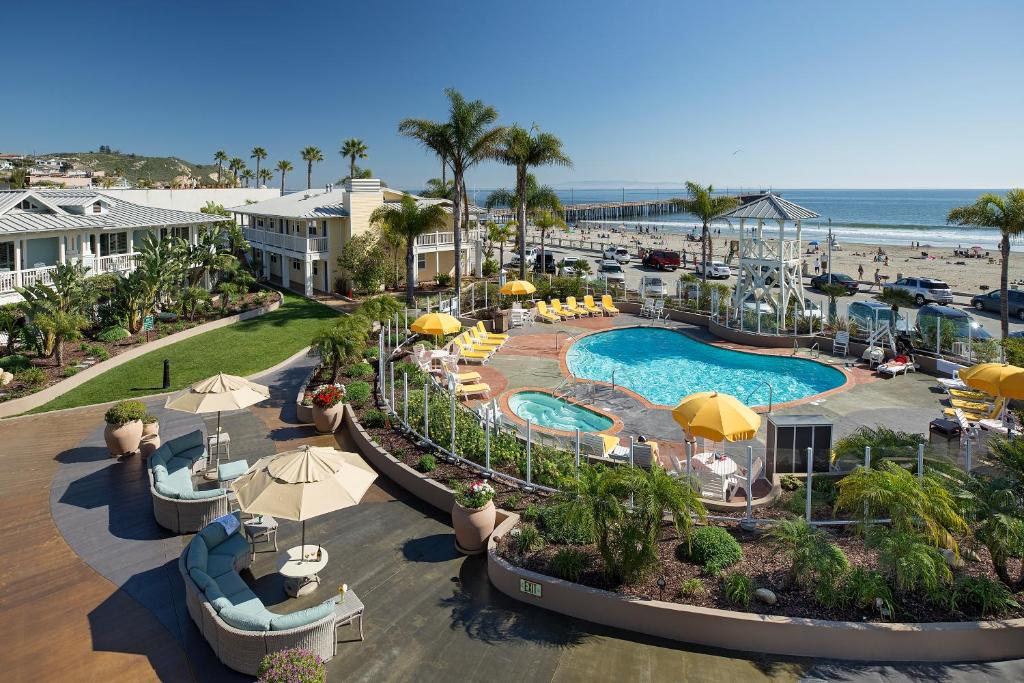 阿维拉海滩阿维拉灯塔套房酒店的享有度假胜地的空中景致,设有游泳池和海滩