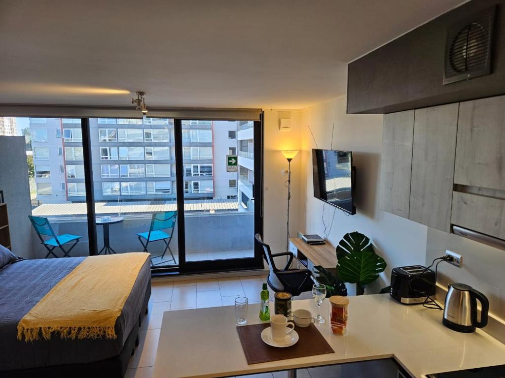 特木科Apartamentos Bauerle Curitiba的一间卧室配有一张床,厨房享有阳台的景色