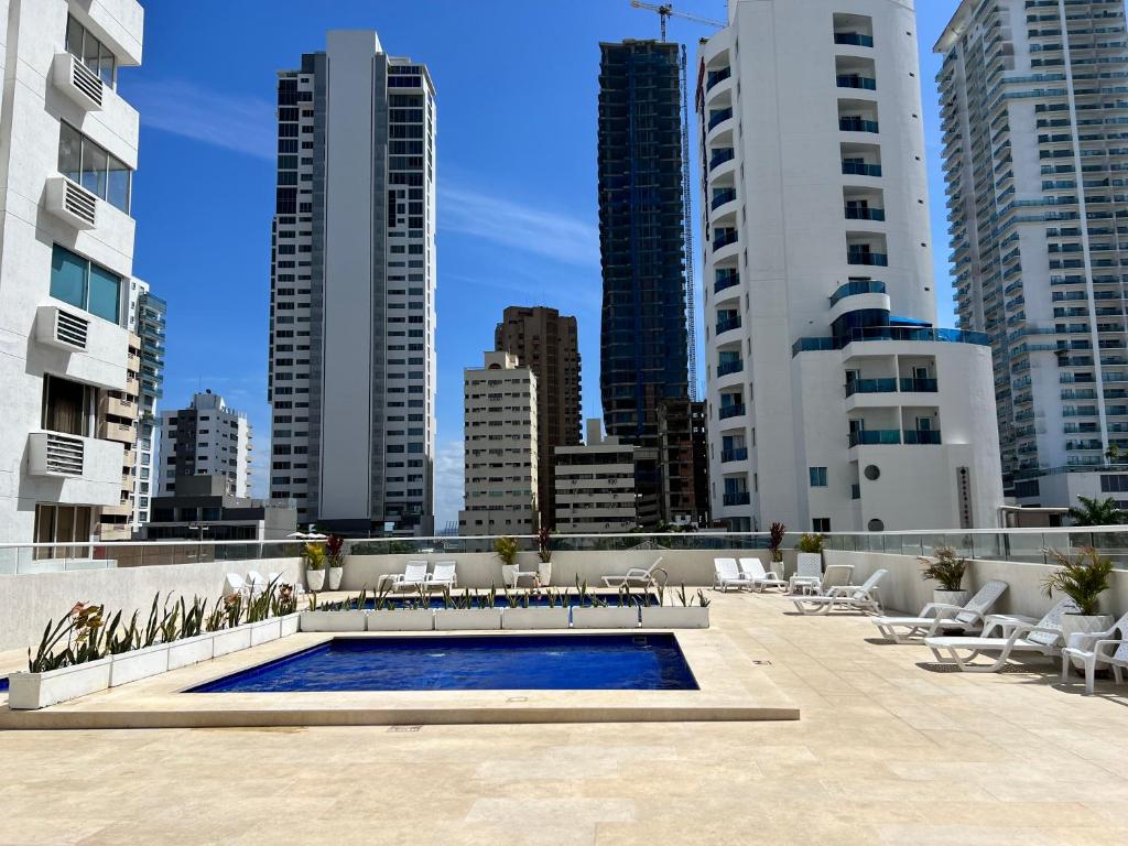 卡塔赫纳APARTAMENTO AMOBLADO BOCAGRANDE Cartagena的一座位于高楼城市的游泳池