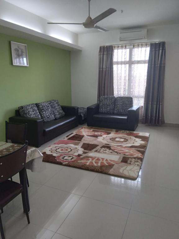 瓦卡夫车叶AL Fateh Apartment Wakaf Che Yeh的客厅配有两张沙发和地毯。