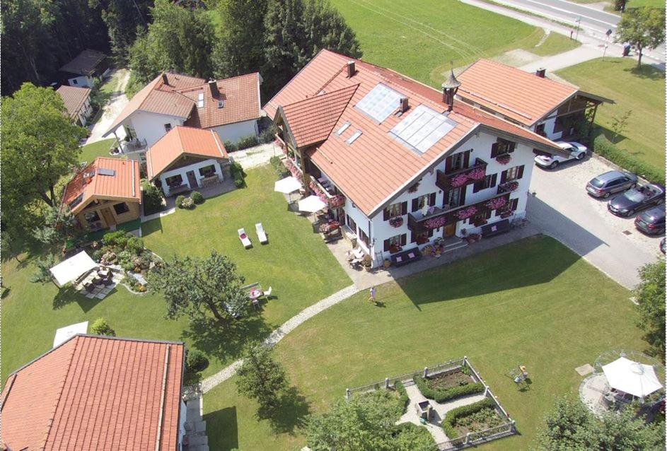 基姆湖畔贝尔瑙Gästehaus Lechner的享有大房子空中美景,设有庭院