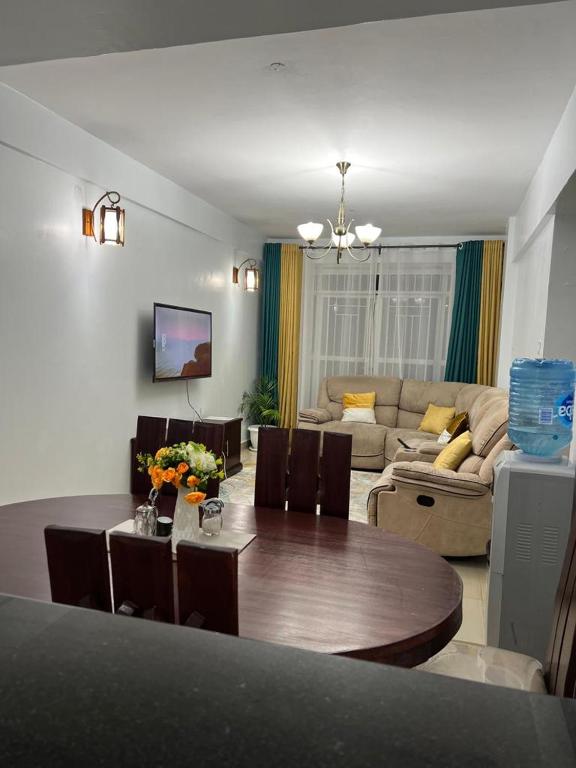 KerichoComfortplace 2 bedroom的客厅配有桌子和沙发