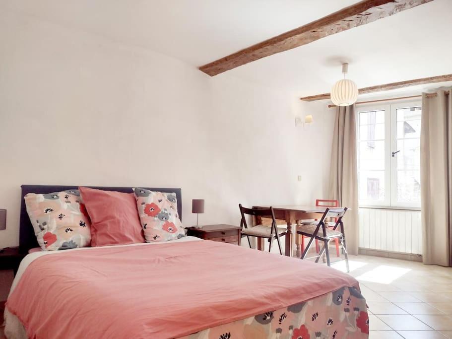 里耶Studio Campanule Provence Verdon的一间卧室配有一张床和一张桌子及椅子