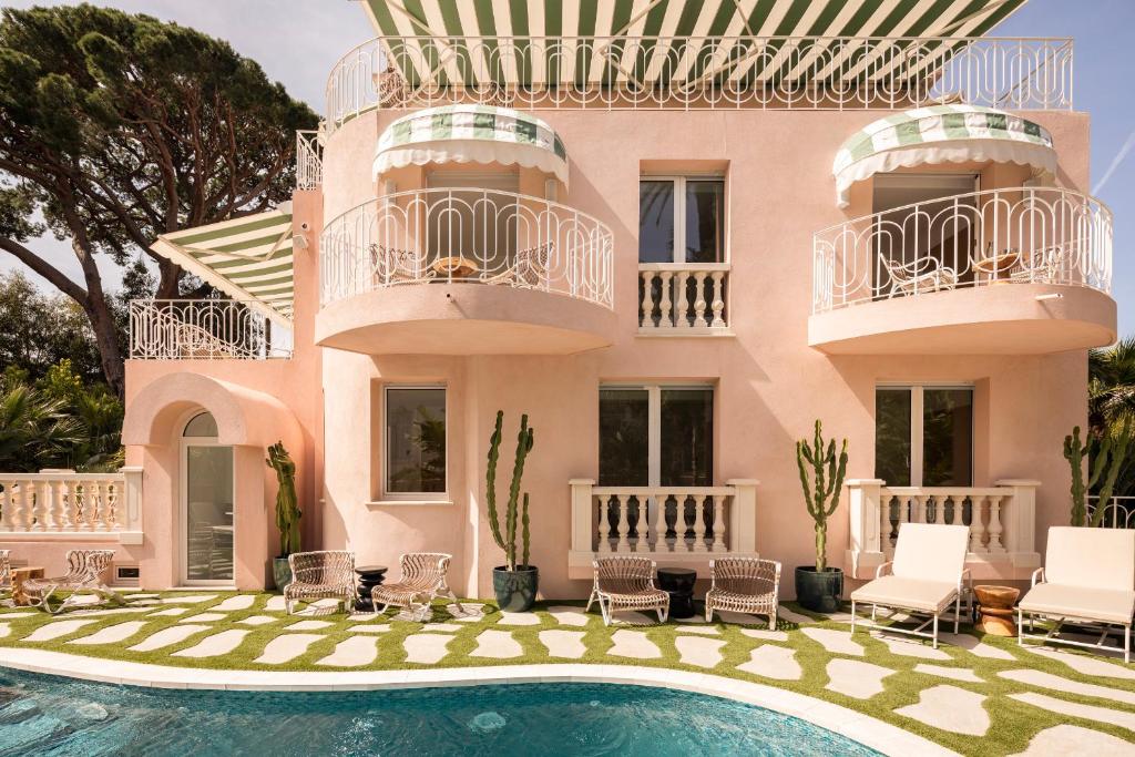 戛纳Maison Carla Rosa Cannes的别墅前设有游泳池