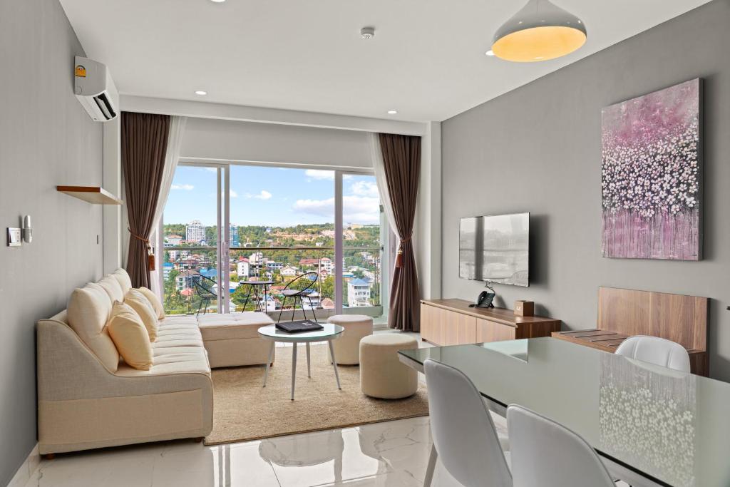 西哈努克MLZ Apartments Sihanoukville的客厅配有沙发和桌子