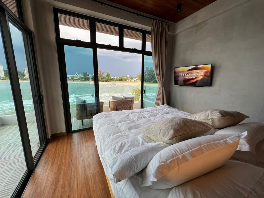 波德申Ocean Nadi 4 Bedrooms Beachfront Villa PD的一间卧室设有一张床,享有海景