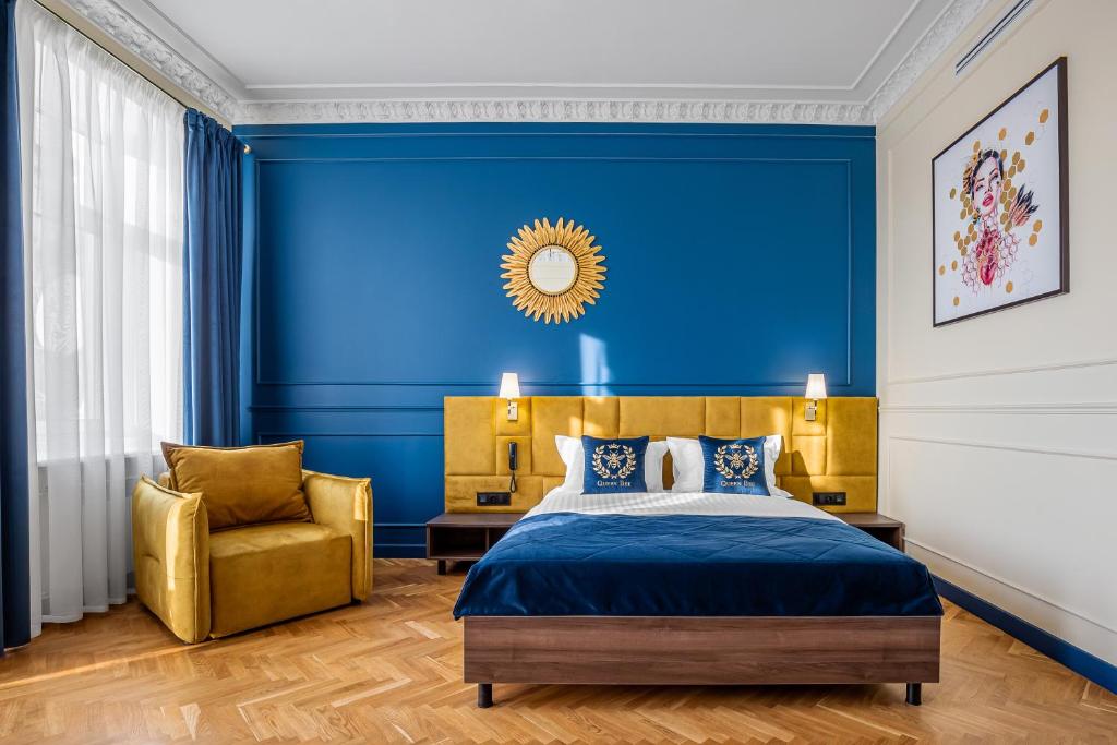 基辅Queen Bee的蓝色卧室,配有床和椅子