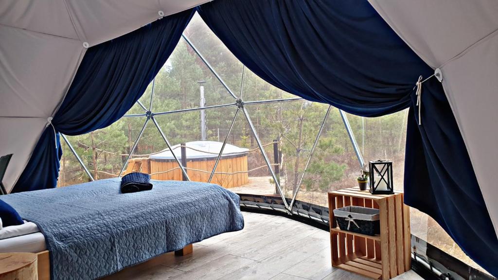 博尔斯克Podniebny Glamping的帐篷内一间卧室,配有一张床