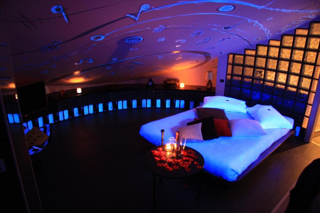 罗马爵士风格度假屋的一间卧室配有一张紫色天花板的床