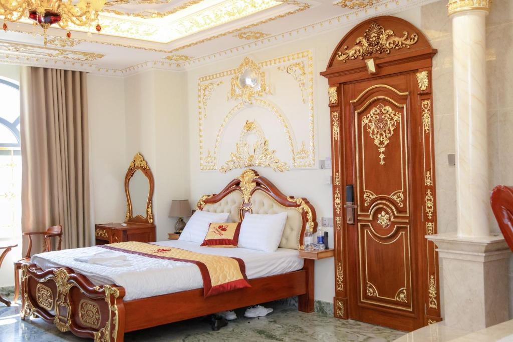 Bến LứcTRÍ TÂM HOTEL - Khách sạn TRÍ TÂM Bến Lức的一间卧室配有一张床和一个木制橱柜