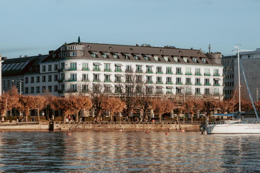 苏黎世AMERON Zürich Bellerive au Lac的水体旁的白色大建筑