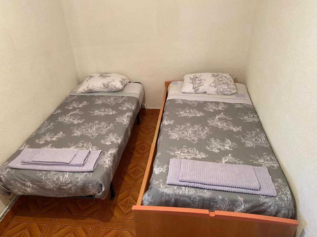潘普洛纳Pamplona ciudad maravilla的小房间设有两张单人床,配有背风性关节炎性关节炎性关节炎