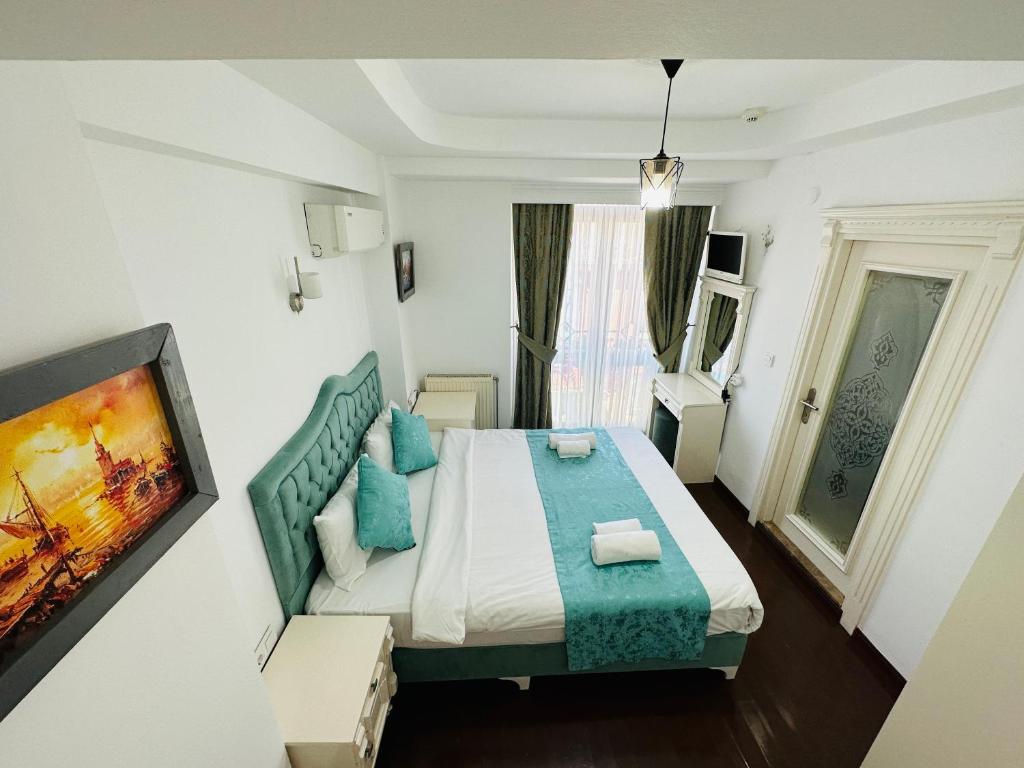 伊斯坦布尔La Petite Maison Hotel的一间酒店客房,配有一张床和一台电视