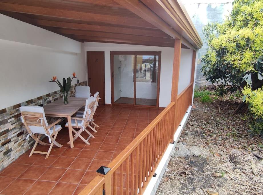 下布雷尼亚Mercedes (E): Campo y playa.的庭院配有木桌和椅子。