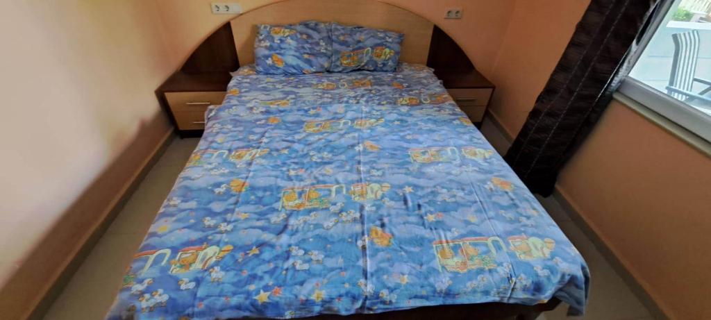 谢赫维蒂利House by the sea的小房间的一个床位,配有蓝色的床罩