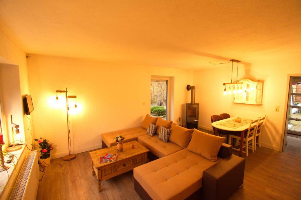 拉策堡Haus Maria的客厅配有沙发和桌子