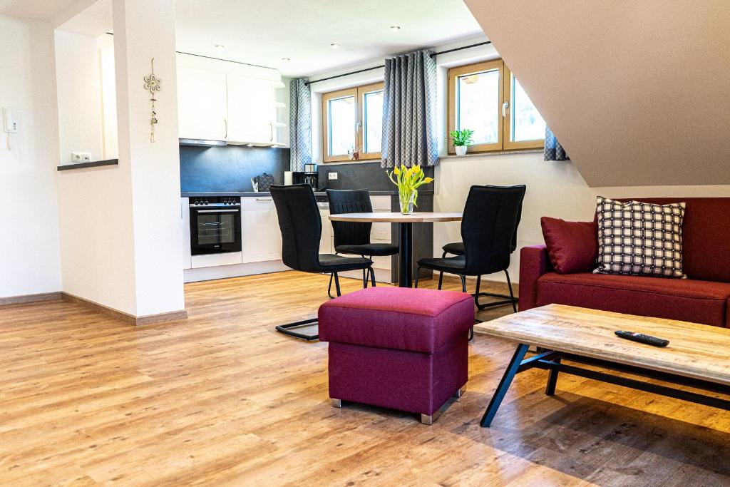 上施陶芬Thaler Höhe的客厅配有沙发和桌子